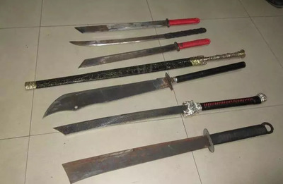 囂張逃犯持刀挑釁警方，法網恢恢終將自食惡果